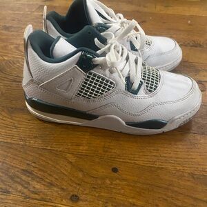 Jordan Kids White and green Metallic Sneakers